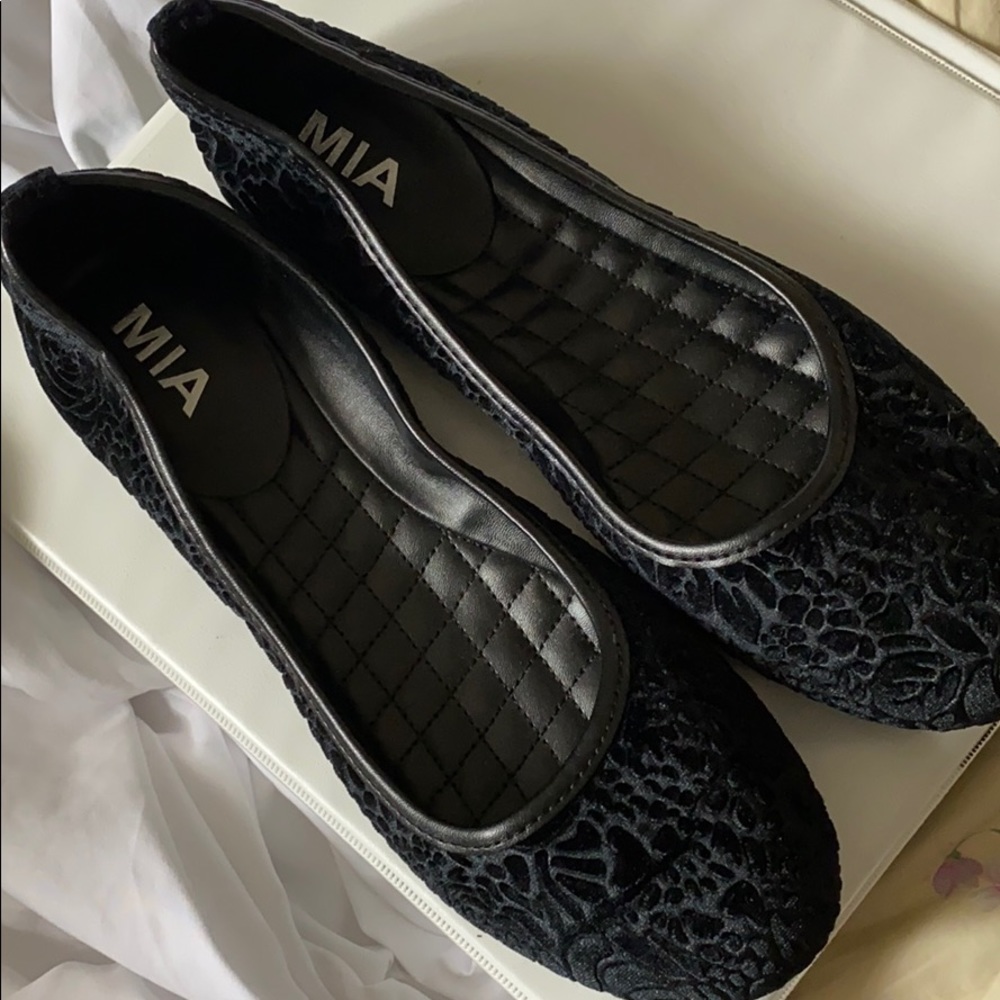 Black ballet flats